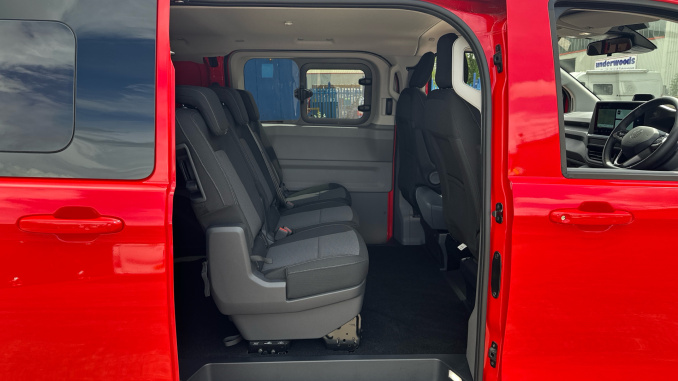 Volkswagen Transporter T32 Swb Diesel 2.0 TDI 170 Commerce Pro Kombi Van Auto [5 Plus] - Image 9